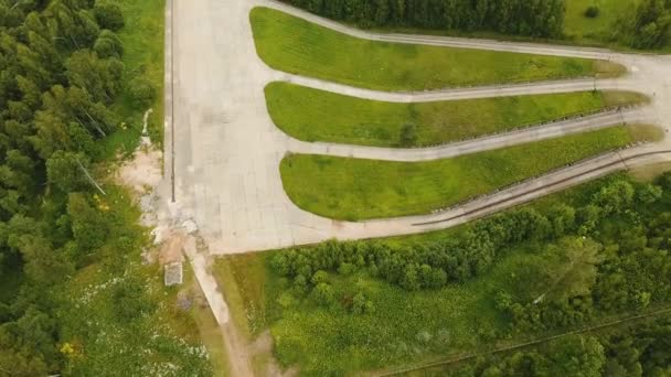 Teststraße im Wald. Luftbild — Stockvideo