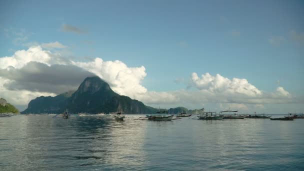 Seascape s ostrovem, hory, lodě na vodě. — Stock video