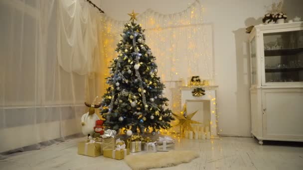 Árvore de Natal decorada. — Vídeo de Stock