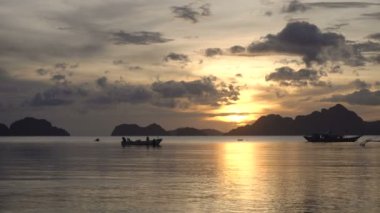 Denizin üzerinde güzel gün batımı.