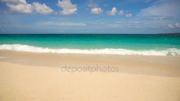 Belle plage sur île tropicale . — Video