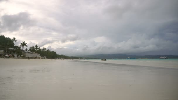 Uomo che corre sulla spiaggia. — Video Stock