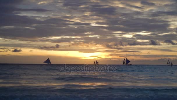 Prachtige zonsondergang boven zee. Boracay island, Filippijnen. — Stockvideo