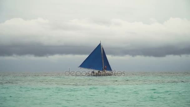 Zeilboot in blauwe zee. Boracay eiland Filippijnen. — Stockvideo