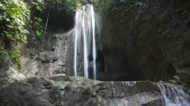 Güzel tropik şelale. Filipinler Cebu Adası.