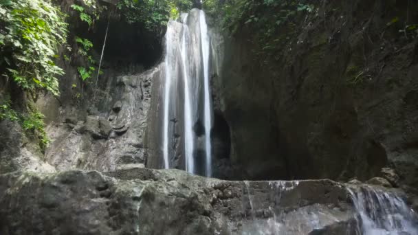 Wunderschöner tropischer Wasserfall. philippinische cebu-insel. — Stockvideo