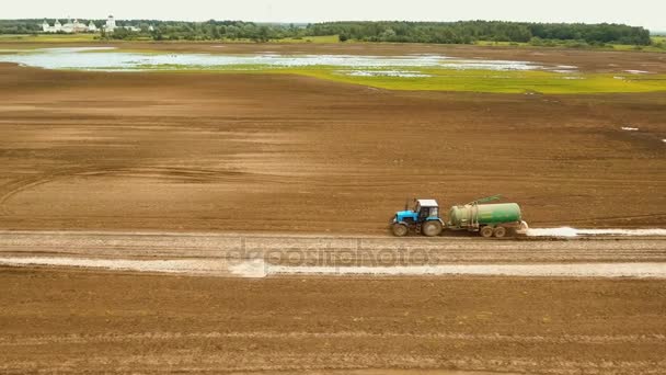 El tractor está rociando el campo de fertilizantes. — Vídeos de Stock