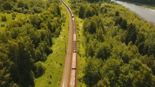 Train de marchandises sur le chemin de fer 