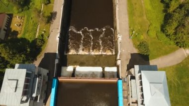 Nehri üzerinde ağ geçidi. Bent kapıları.