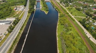 Nehri üzerinde ağ geçidi. Bent kapıları.