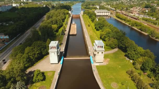 Puerta en el río. Puertas de Sluice . — Vídeo de stock