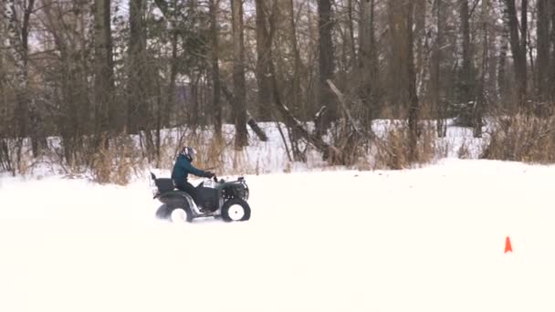 ATV corrida na temporada de inverno . — Vídeo de Stock