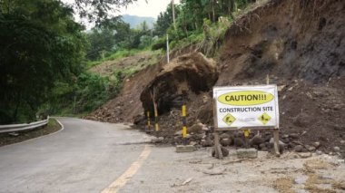 Heyelan dağ yolu üzerinde... Camiguin Adası Filipinler.