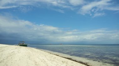 güzel bir plaj tropikal adada.