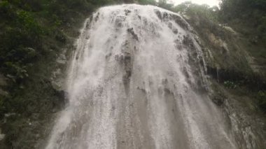 Güzel tropik şelale. Filipinler Cebu Adası.