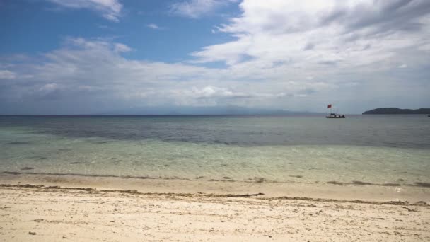 Schöner Strand auf tropischer Insel. — Stockvideo