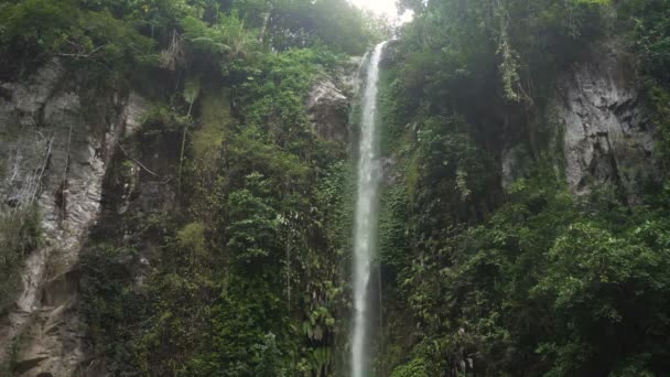 Pięknym tropikalnym wodospadem. Filipiny Camiguin island. — Wideo stockowe