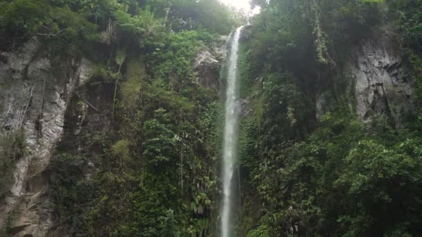 Güzel tropik şelale. Filipinler Camiguin Adası. — Stok video