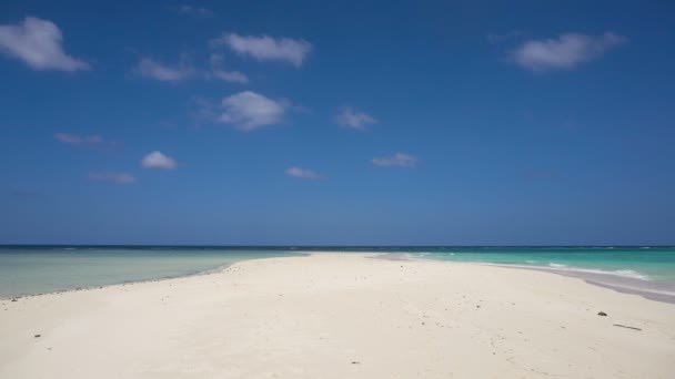 Hermosa playa en isla tropical . — Vídeos de Stock