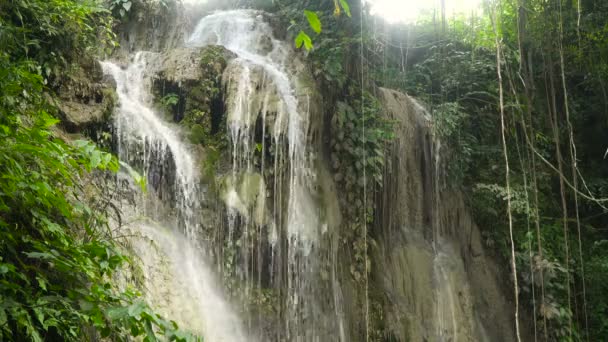 Prachtige tropische waterval. Filippijnen-Cebu island. — Stockvideo