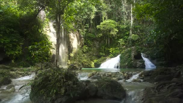 Prachtige tropische waterval. Filippijnen-Cebu island. — Stockvideo