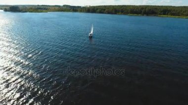 Gölde yelkenli tekne.