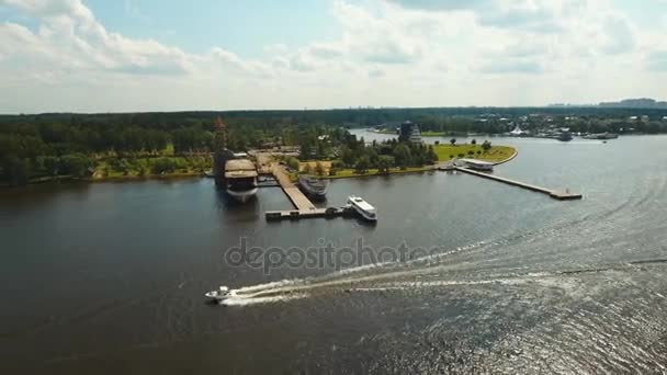 Bateau de vitesse sur la rivière .