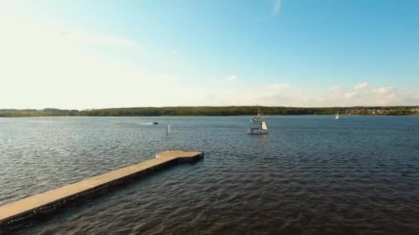 Vrtulník nad jezerem a molo. — Stock video