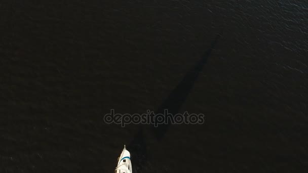 Barca a vela sul lago. — Video Stock