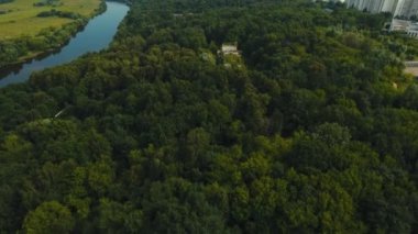 Modern binalarla şehir manzarası.