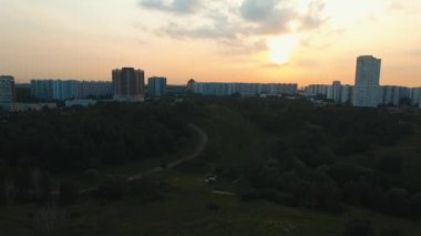 Modern binalarla şehir manzarası.