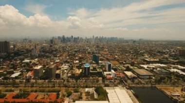 Gökdelenleri ve binaları olan bir havacılık şehri. Filipinler, Manila, Makati.