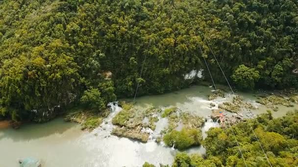 Attractie zipline in de jungle op het eiland van Bohol, Filippijnen. — Stockvideo