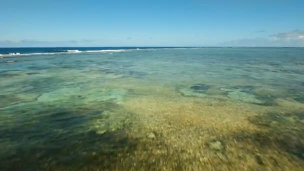 Вода поверхні пташиного польоту. Острів Siargao Філіппіни. — стокове відео