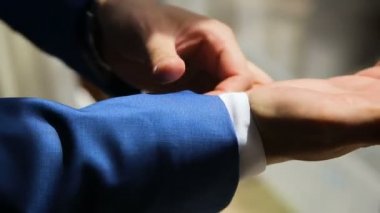 Bir gelinlik giyen adam