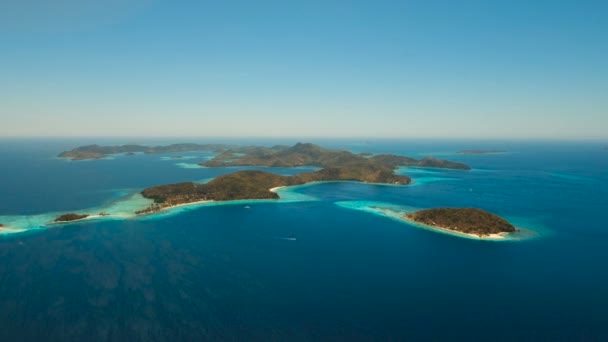 Widok z lotu ptaka tropikalna laguna, morze, plaża. Tropikalna wyspa. Busuanga, Palawan, Filipiny. — Wideo stockowe