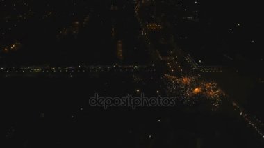 Gece gökyüzünde havai fişekler