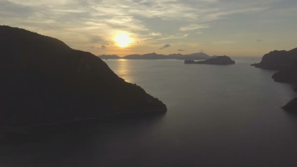 Den vackra bukten vid solnedgången. Flygbild. — Stockvideo