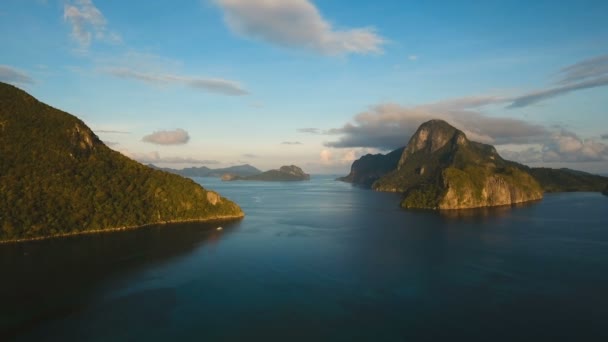 Krásná zátoka letecký pohled. Tropické ostrovy. — Stock video