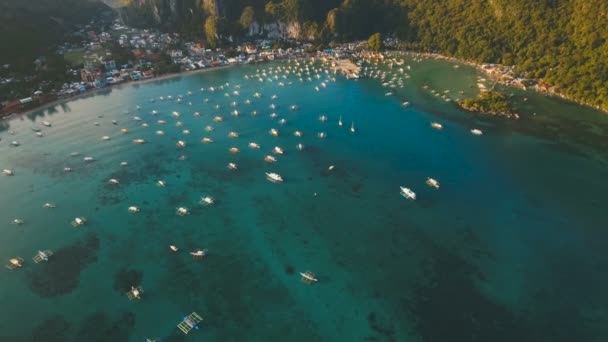 A bela baía com barcos. Vista aérea . — Vídeo de Stock