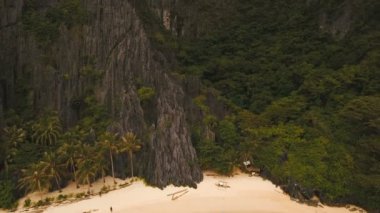 Tekneler, havadan görünümü ile tropikal plaj. Tropik ada.