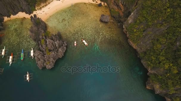 Playa tropical con botes, vista aérea. Isla tropical . — Vídeos de Stock