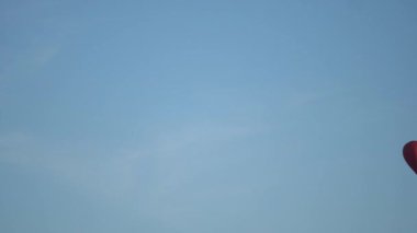 Sıcak hava balonu gökyüzünde.