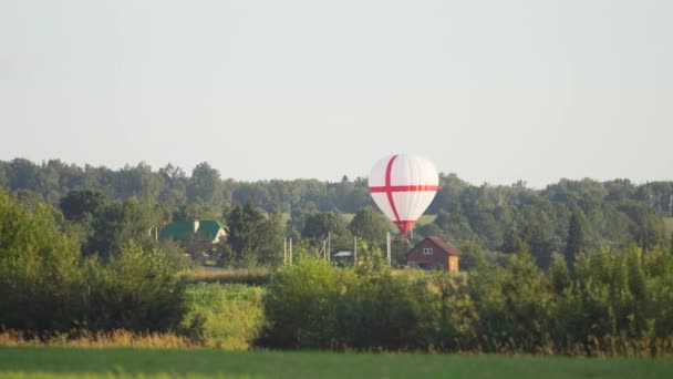 Globo de aire caliente en el cielo. — Vídeo de stock