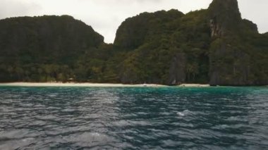 Tropikal plaj havadan görünümü. Tropik ada.