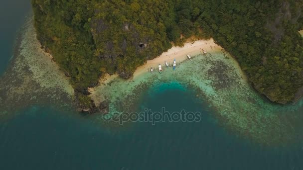 Tropisk strand med båtar, Flygfoto. Tropisk ö. — Stockvideo