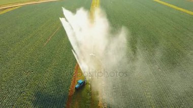 Tarım arazisindeki sulama sistemi.