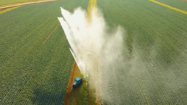 Sistema di irrigazione sui terreni agricoli. — Video Stock