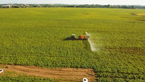 Tracteur pulvérise des engrais champ. — Video