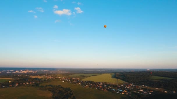 Horkovzdušný balón na obloze nad polem. — Stock video